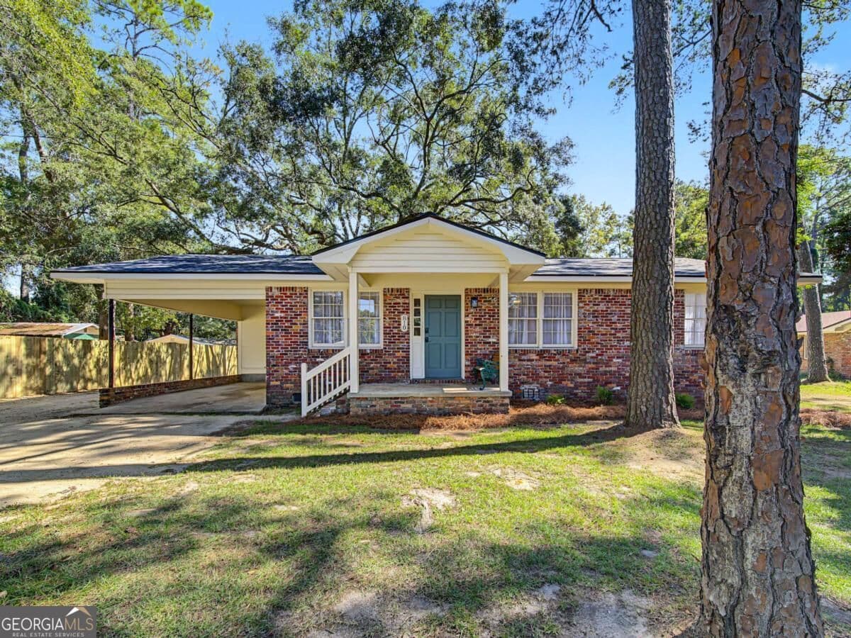 3 bedroom, 1 bathroom, 1,251 sq ft single family residence for sale at 810 N Pinetree Boulevard, Thomasville, GA 31792 — photo 3