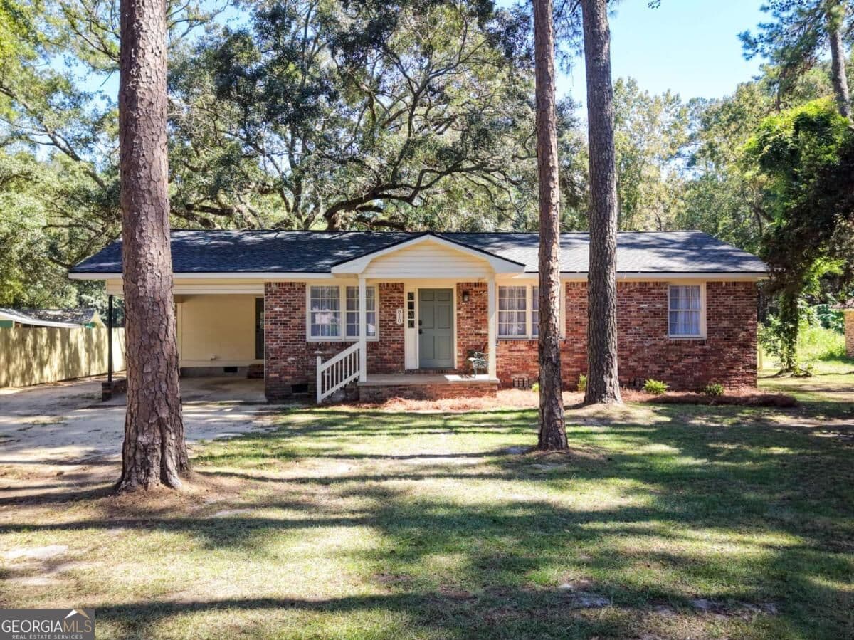 3 bedroom, 1 bathroom, 1,251 sq ft single family residence for sale at 810 N Pinetree Boulevard, Thomasville, GA 31792