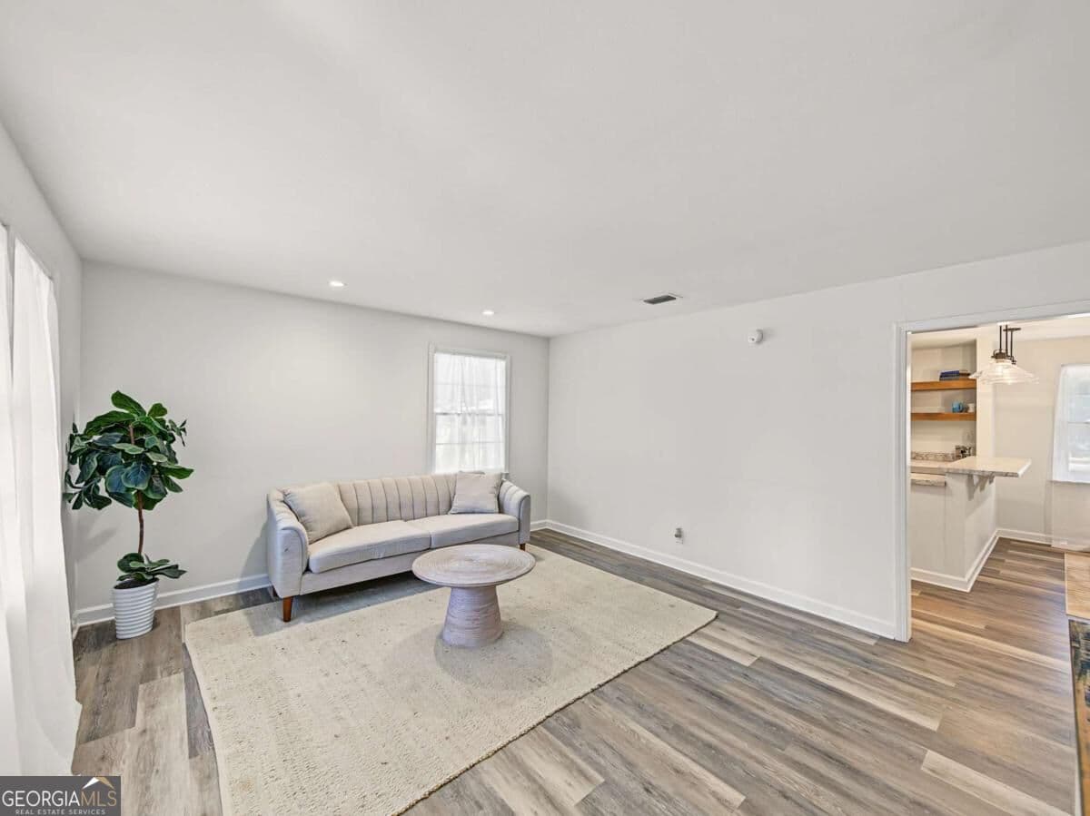 3 bedroom, 1 bathroom, 1,251 sq ft single family residence for sale at 810 N Pinetree Boulevard, Thomasville, GA 31792 — photo 5