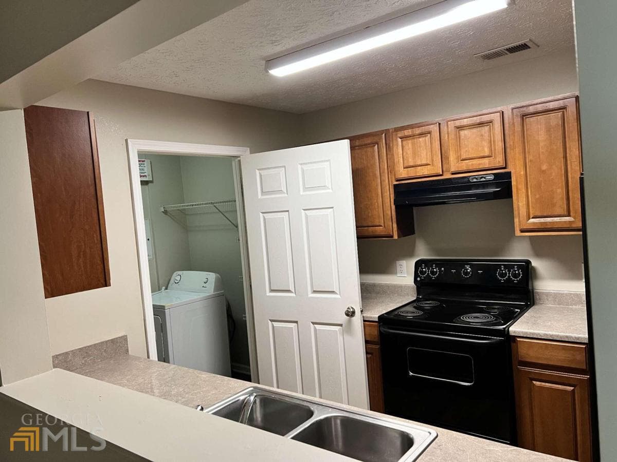3 bedroom, 2 bathroom, 1,292 sq ft condominium for rent at 13101 Fairington Ridge Circle 101, Lithonia, GA 30038 for $1,450 a month — photo 9