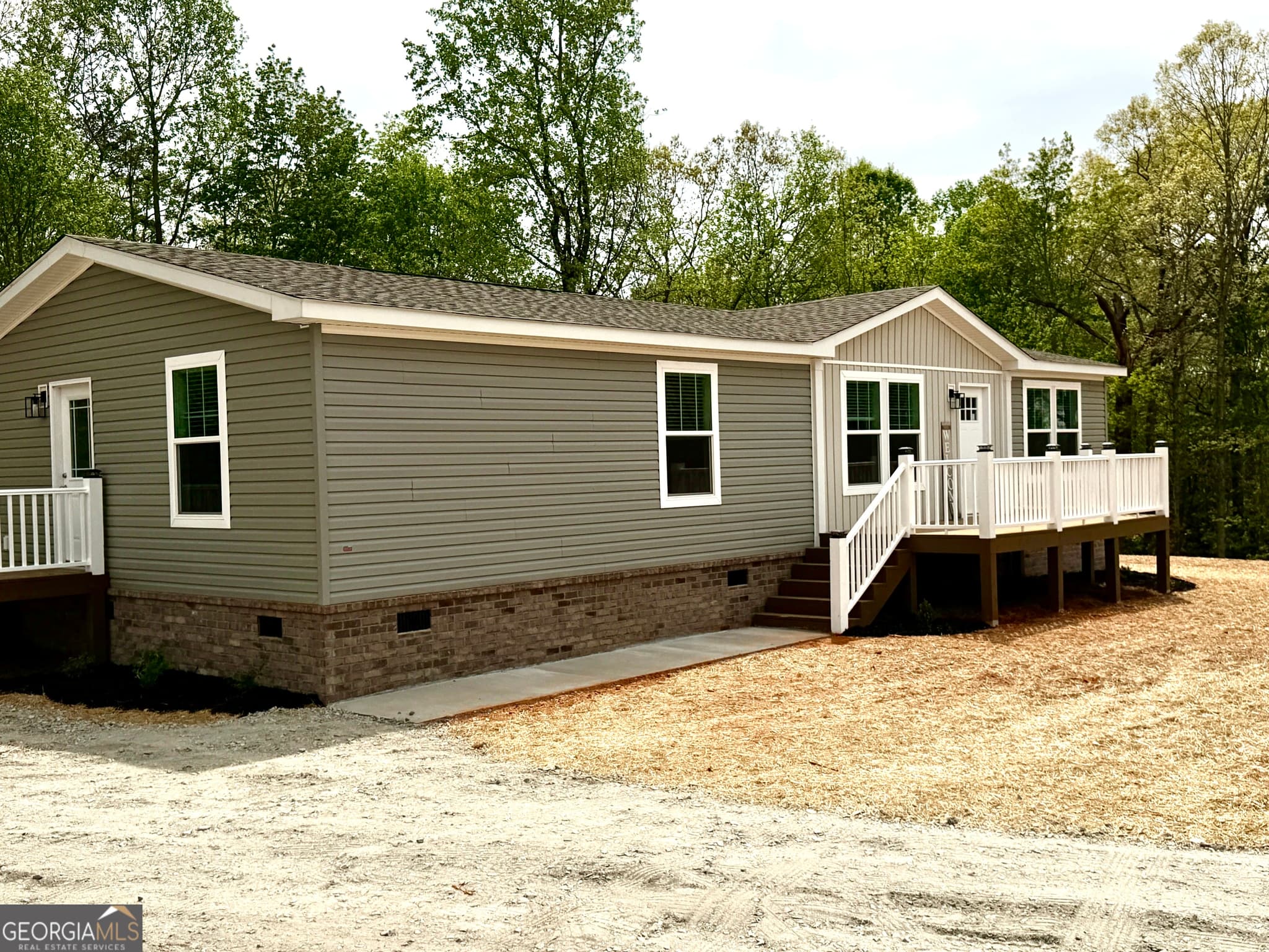 3 bedroom, 2 bathroom, 1,475 sq ft manufactured home,single family residence under contract at 2820 Hollywood Church Road, Clarkesville, GA 30523 — photo 3