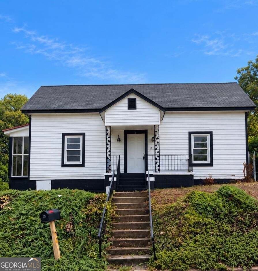 2 bedroom, 1 bathroom, 1,203 sq ft single family residence for sale at 301 Johnson Street, Lagrange, GA 30241