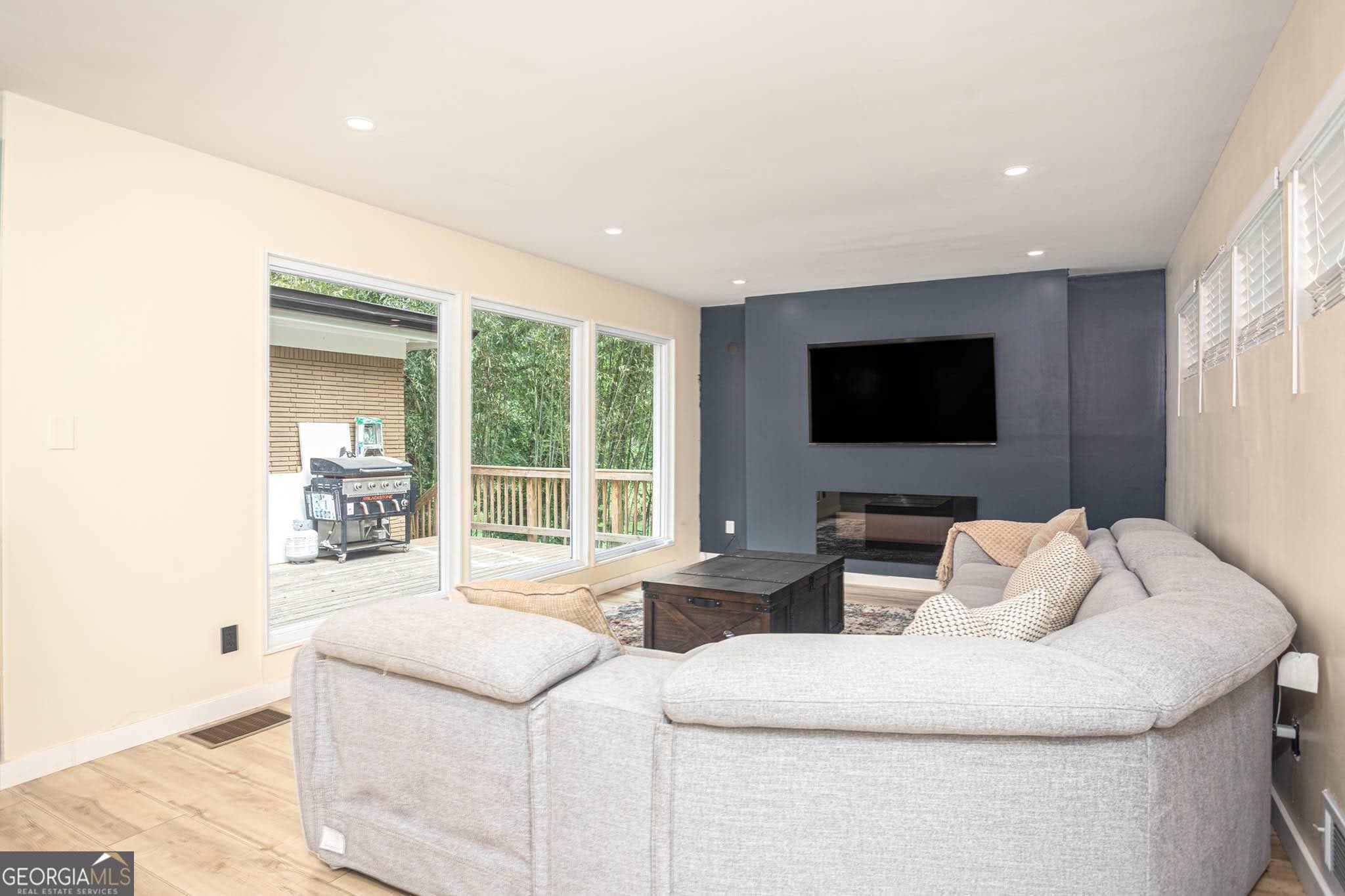 3 bedroom, 3 bathroom, 1,875 sq ft single family residence for sale at 2781 Rollingwood Lane, Atlanta, GA 30316 — photo 4