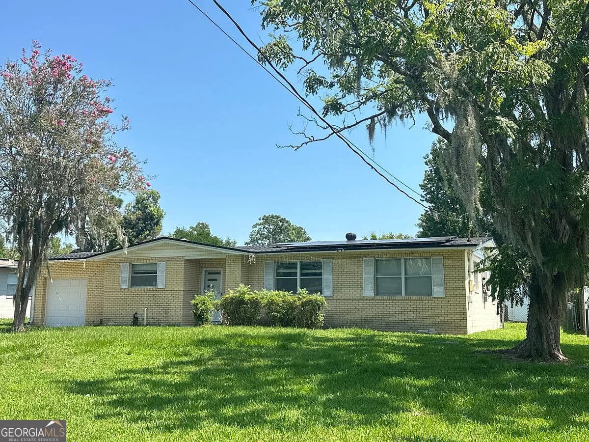 3 bedroom, 1 bathroom, 1,217 sq ft single family residence for sale at 1119 Gunka Road, Jacksonville, FL 32216 — photo 2