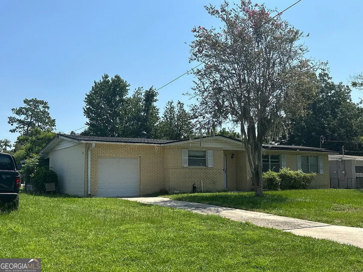 3 bedroom, 1 bathroom, 1,217 sq ft single family residence for sale at 1119 Gunka Road, Jacksonville, FL 32216 — photo 3