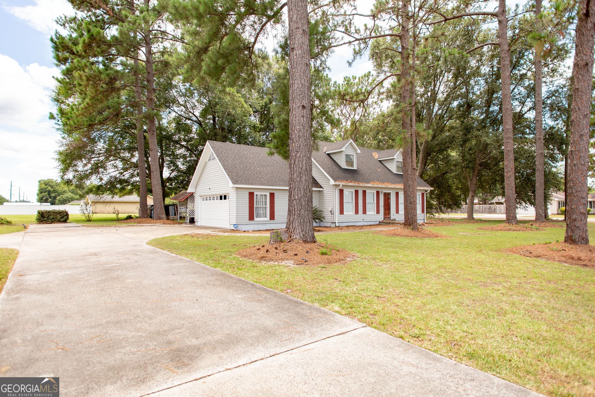 3 bedroom, 2 bathroom, 1,421 sq ft single family residence for sale at 4484 Central Avenue, Waycross, GA 31503 — photo 2
