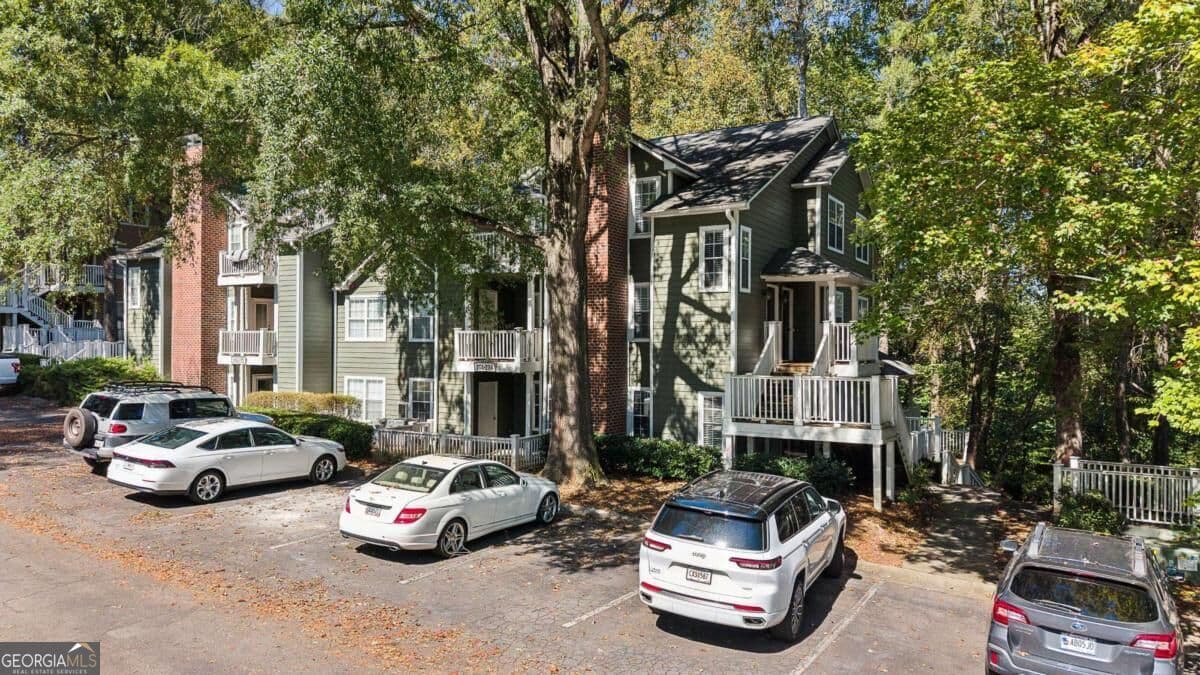 1 bedroom, 1 bathroom, 785 sq ft condominium for sale at 2178 River Heights Court, Marietta, GA 30067 — photo 1 of 28