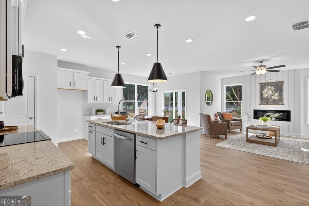 3 bedroom, 2.5 bathroom, 1,829 sq ft townhouse for sale at 135 Windsor Park Court, Jefferson, GA 30549 — photo 3