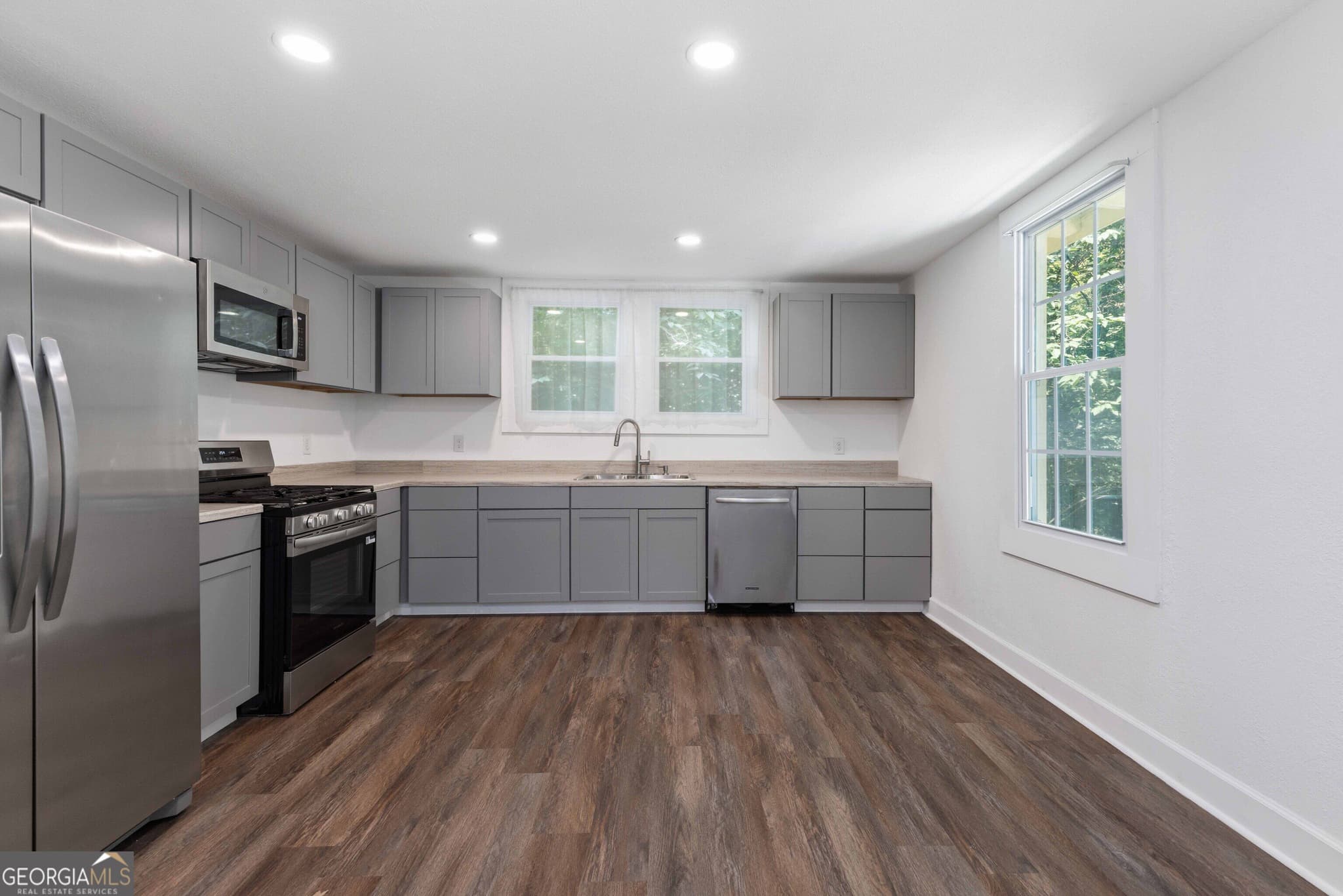 2 bedroom, 2 bathroom, 1,111 sq ft single family residence for sale at 2910 Bradley Circle, Columbus, GA 31904 — photo 4