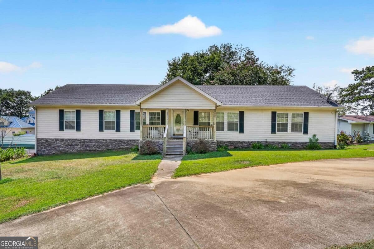 5 bedroom, 3 bathroom, 3,952 sq ft single family residence for sale at 304B Cold Branch Road, Eatonton, GA 31024 — photo 1 of 58