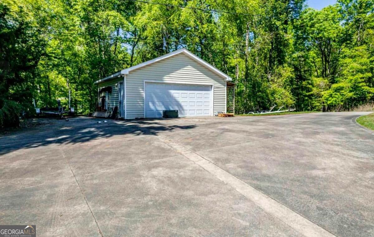 5 bedroom, 3 bathroom, 3,952 sq ft single family residence for sale at 304B Cold Branch Road, Eatonton, GA 31024 — photo 4