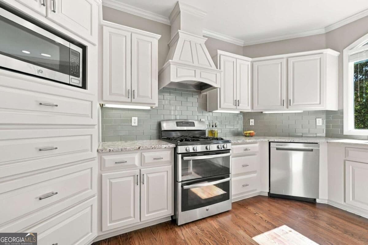 7 bedroom, 4 bathroom, 4,595 sq ft single family residence for sale at 315 Maycroft Court, Roswell, GA 30075 — photo 9