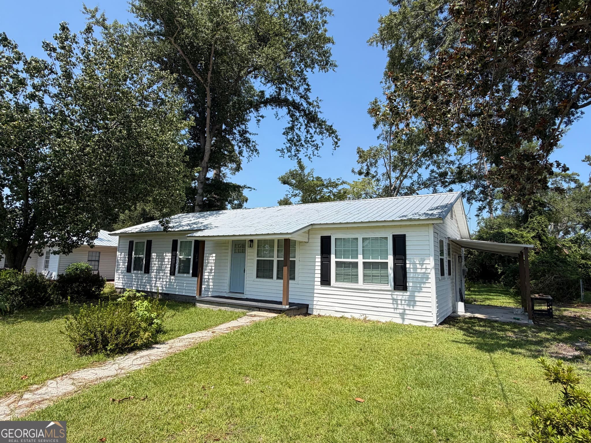 3 bedroom, 1 bathroom, 1,264 sq ft single family residence for sale at 10 Grove Street, Hazlehurst, GA 31539