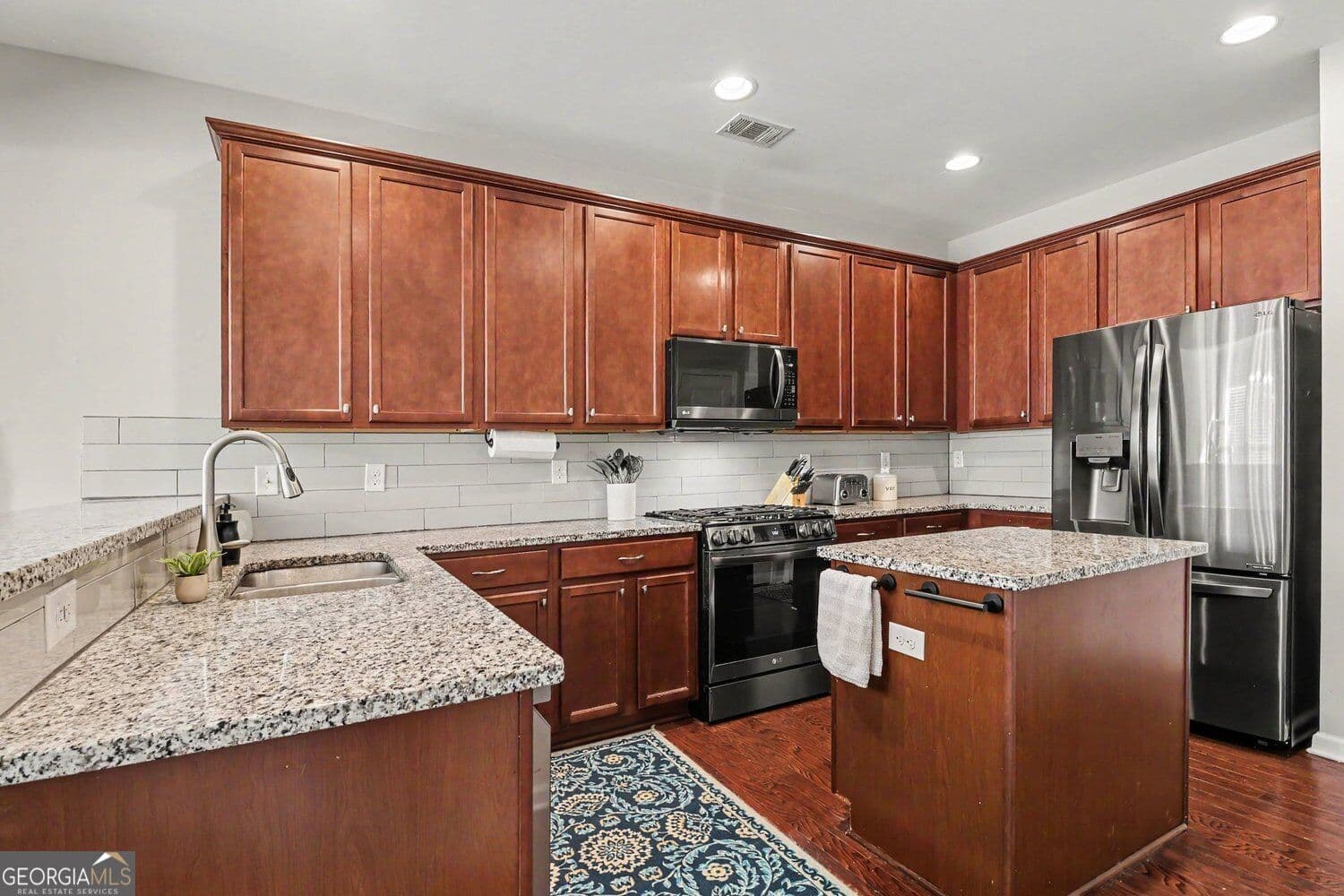 3 bedroom, 2.5 bathroom, 2,016 sq ft townhouse for sale at 7015 Kingswood Run Drive, Atlanta, GA 30340 — photo 3
