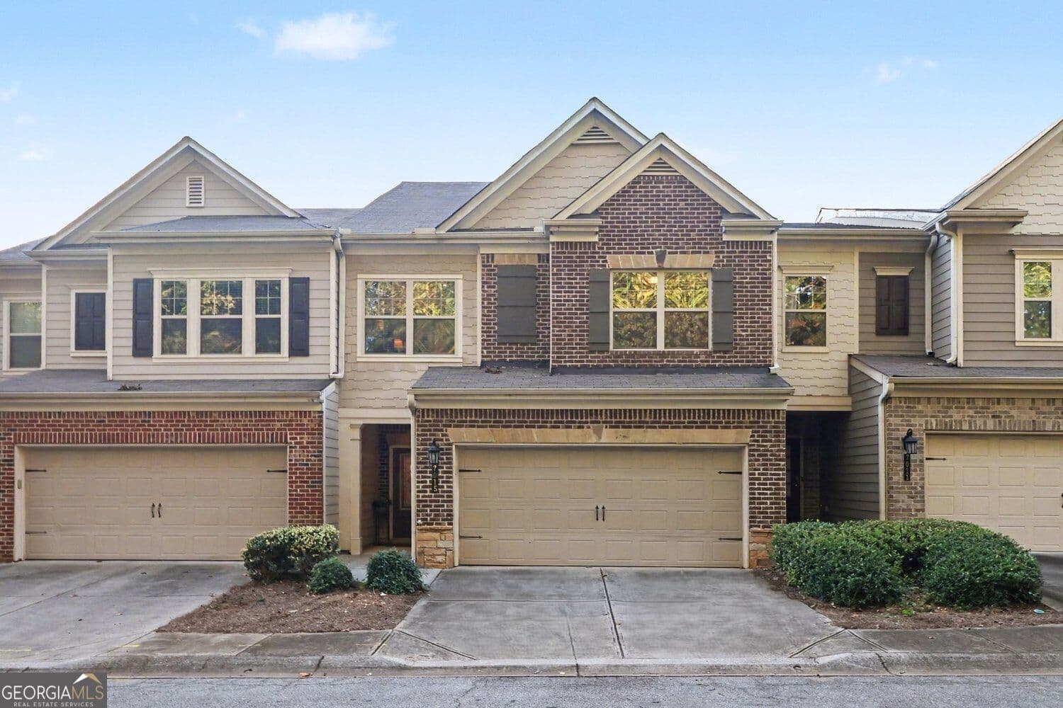 3 bedroom, 2.5 bathroom, 2,016 sq ft townhouse for sale at 7015 Kingswood Run Drive, Atlanta, GA 30340 — photo 1 of 43