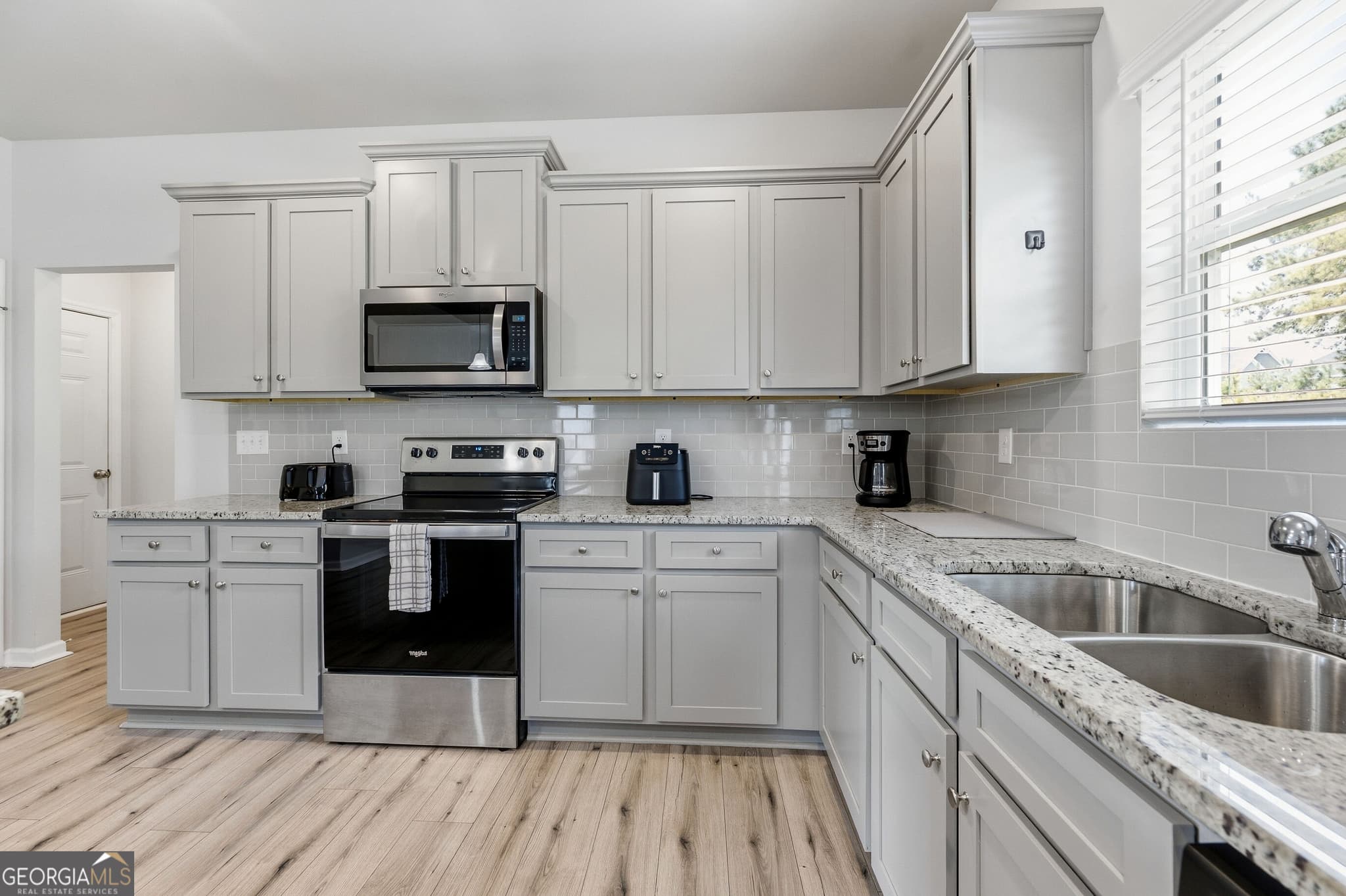 5 bedroom, 3 bathroom, 2,816 sq ft single family residence for sale at 136 Petunia Court, Mcdonough, GA 30252 — photo 5