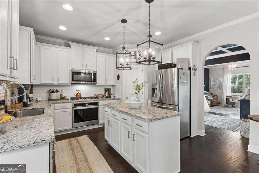 5 bedroom, 3.5 bathroom, 3,956 sq ft single family residence for sale at 6220 Providence Lake Drive, Gainesville, GA 30506 — photo 4