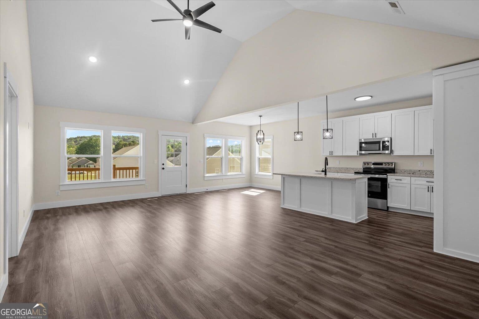 3 bedroom, 2 bathroom, 1,450 sq ft single family residence for sale at 142 Washington Street, Dalton, GA 30721 — photo 2