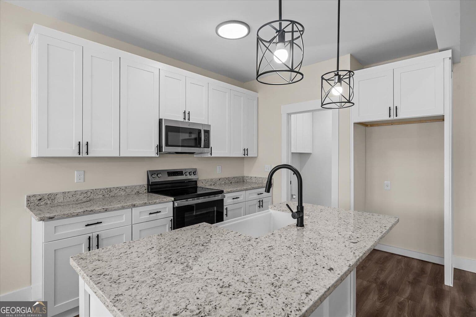 3 bedroom, 2 bathroom, 1,450 sq ft single family residence for sale at 142 Washington Street, Dalton, GA 30721 — photo 6