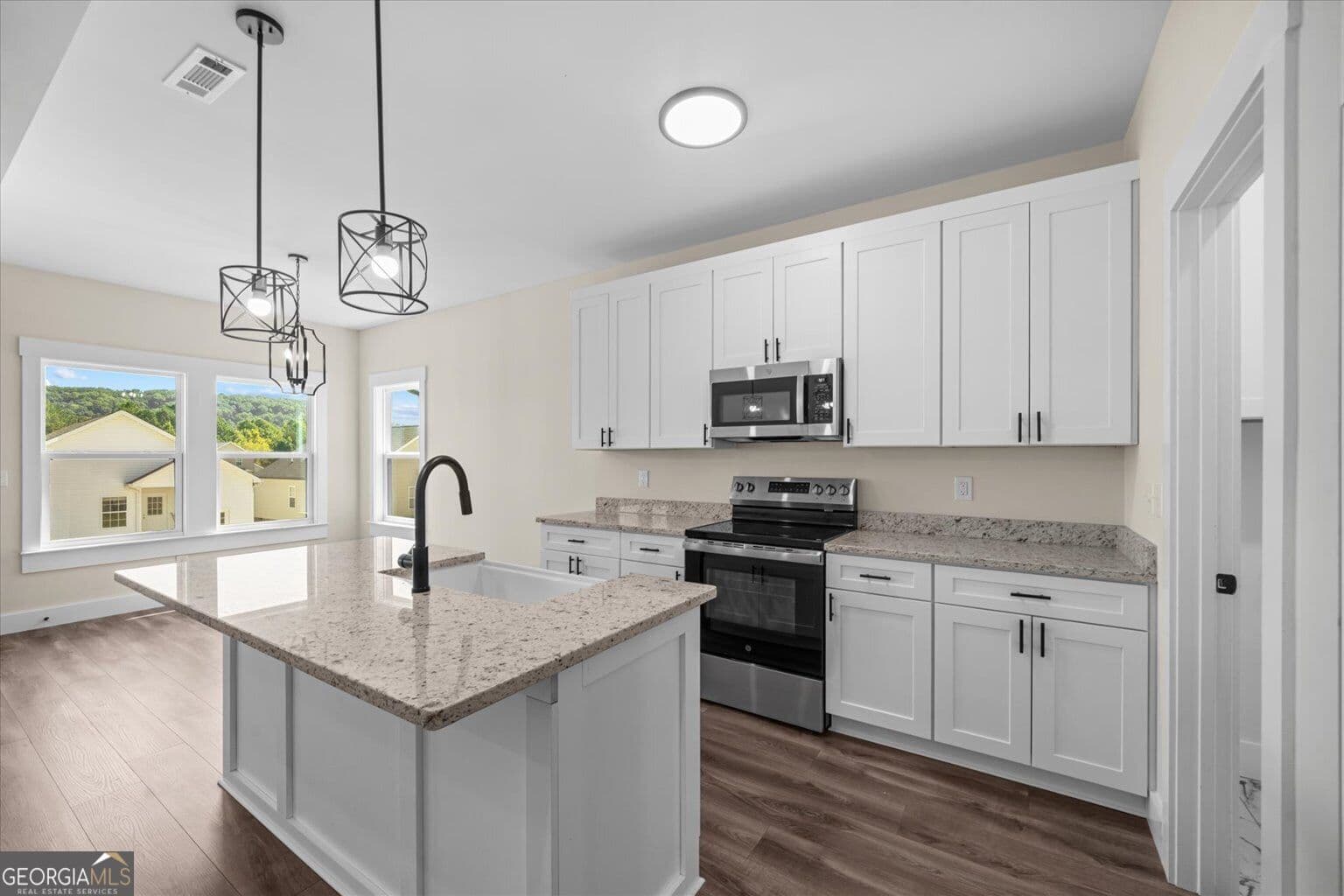 3 bedroom, 2 bathroom, 1,450 sq ft single family residence for sale at 142 Washington Street, Dalton, GA 30721 — photo 3