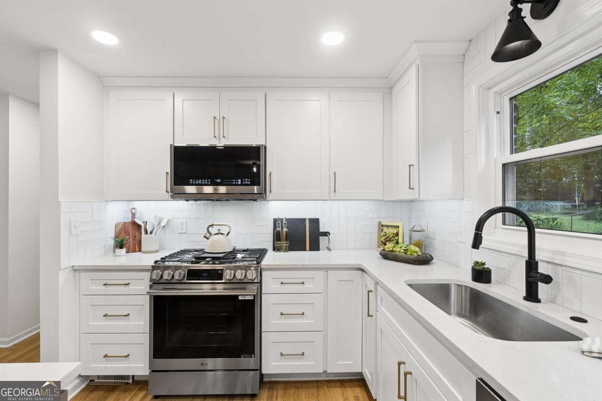 4 bedroom, 3 bathroom, 1,900 sq ft single family residence for sale at 1303 Faraday Place, Decatur, GA 30033 — photo 6