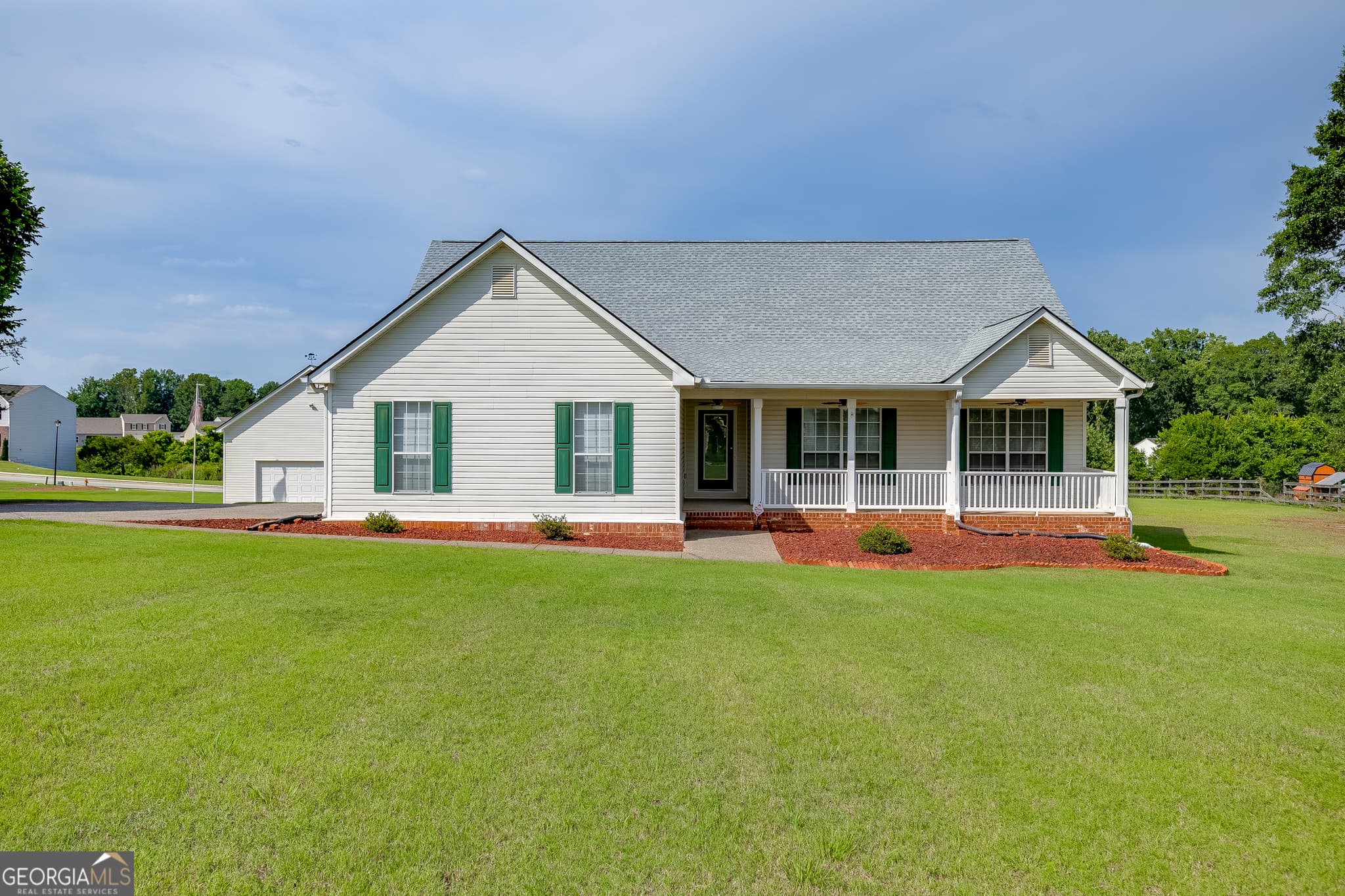 4 bedroom, 2 bathroom, 2,060 sq ft single family residence for sale at 352 Olde Wick Trail, Hoschton, GA 30548 — photo 2