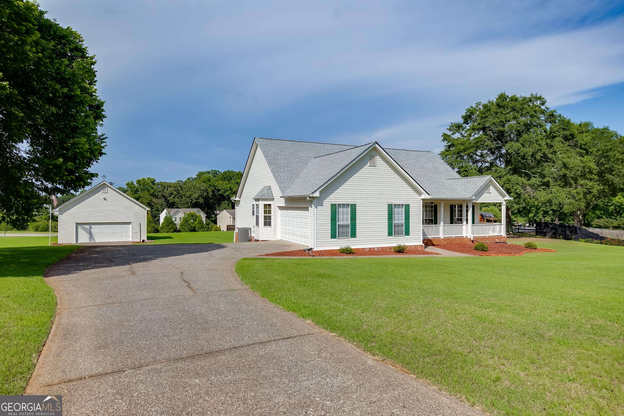 4 bedroom, 2 bathroom, 2,060 sq ft single family residence for sale at 352 Olde Wick Trail, Hoschton, GA 30548 — photo 3