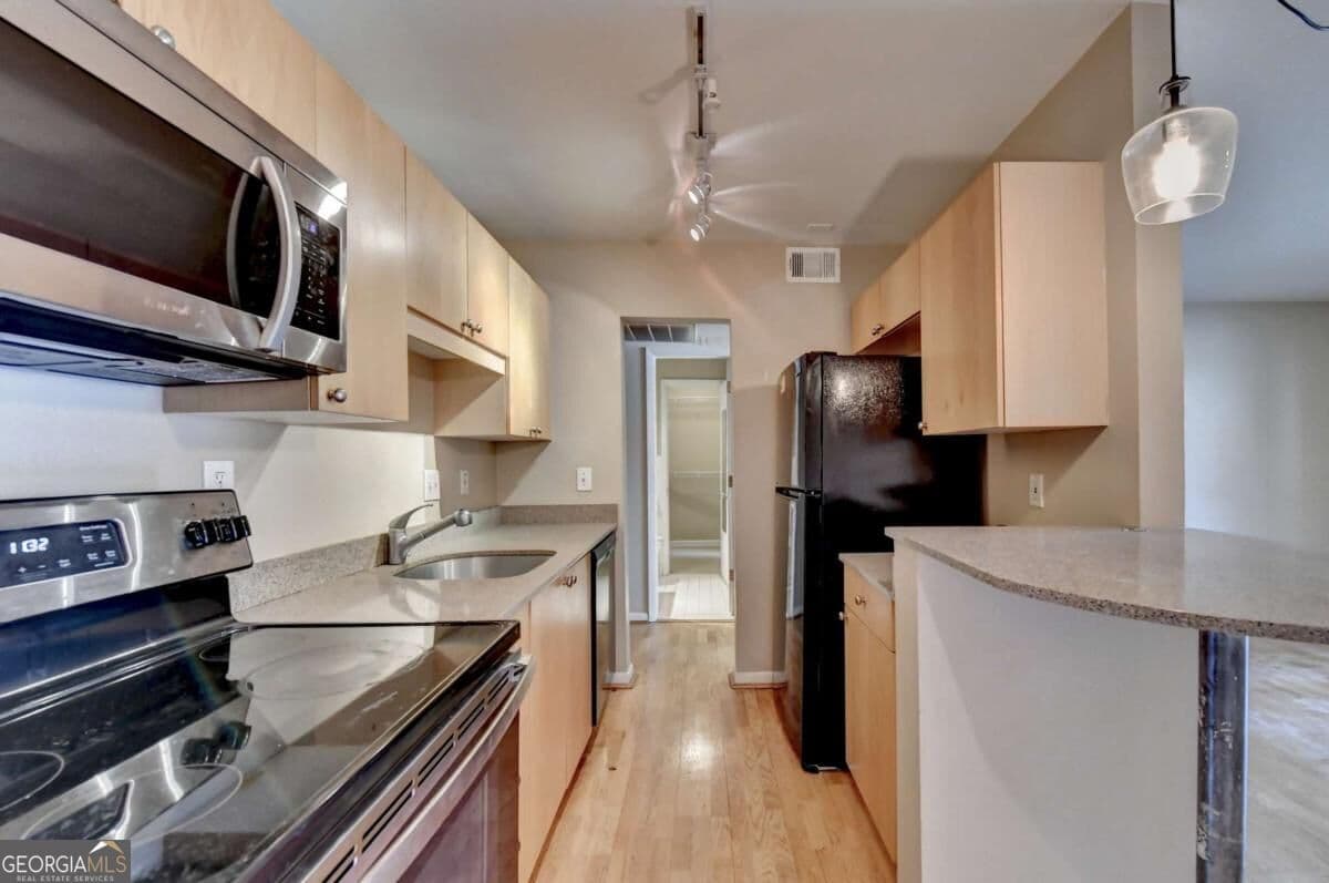 1 bedroom, 1 bathroom, 686 sq ft condominium for sale at 3501 Roswell Road 107, Atlanta, GA 30305 — photo 6