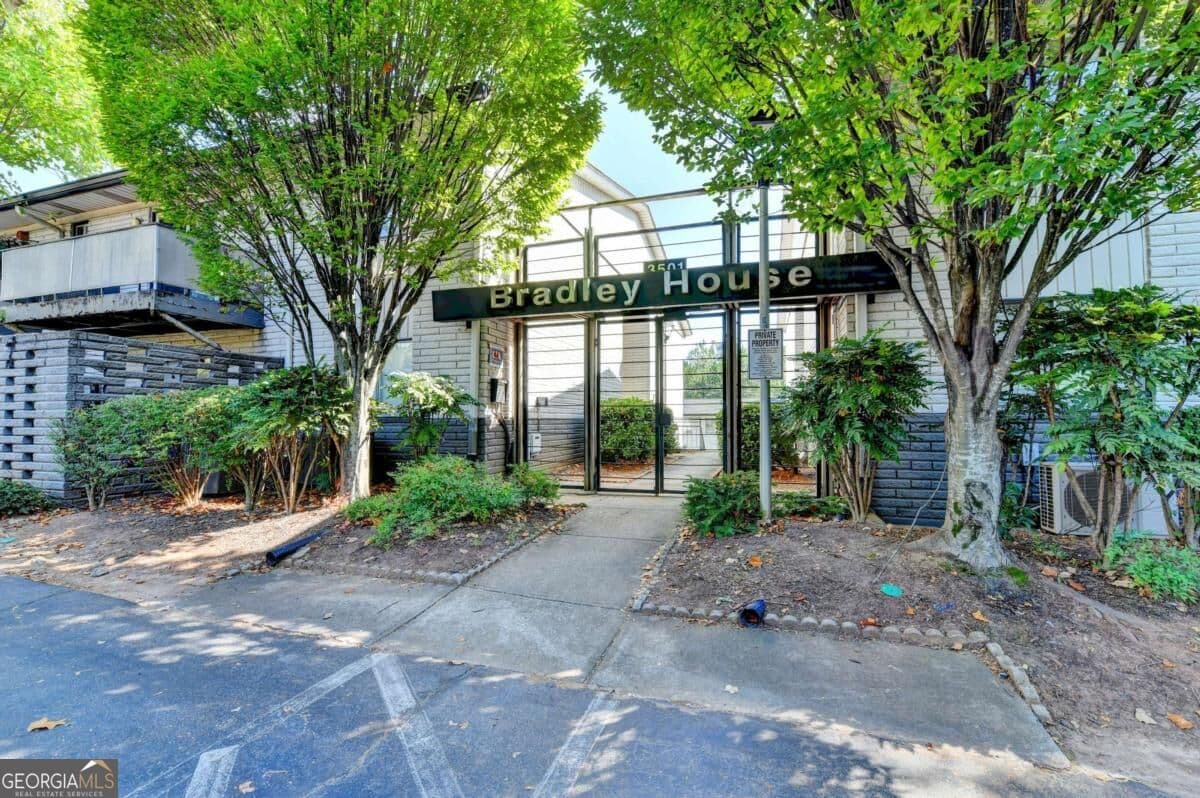1 bedroom, 1 bathroom, 686 sq ft condominium for sale at 3501 Roswell Road 107, Atlanta, GA 30305 — photo 1 of 12