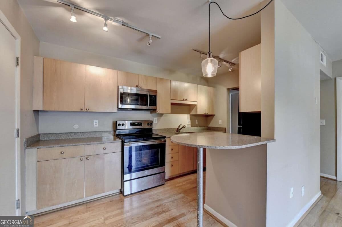 1 bedroom, 1 bathroom, 686 sq ft condominium for sale at 3501 Roswell Road 107, Atlanta, GA 30305 — photo 5