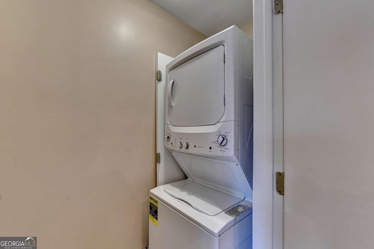 1 bedroom, 1 bathroom, 686 sq ft condominium for sale at 3501 Roswell Road 107, Atlanta, GA 30305 — photo 9
