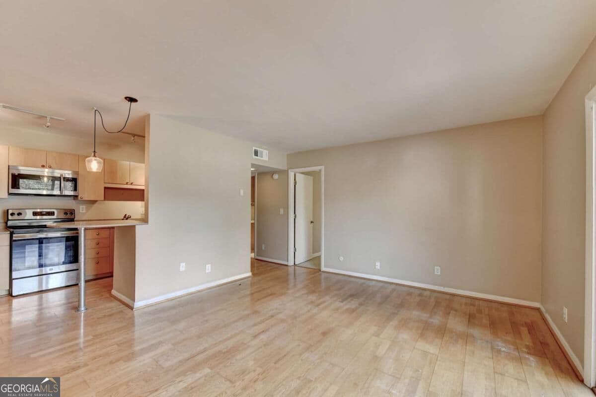 1 bedroom, 1 bathroom, 686 sq ft condominium for sale at 3501 Roswell Road 107, Atlanta, GA 30305 — photo 4