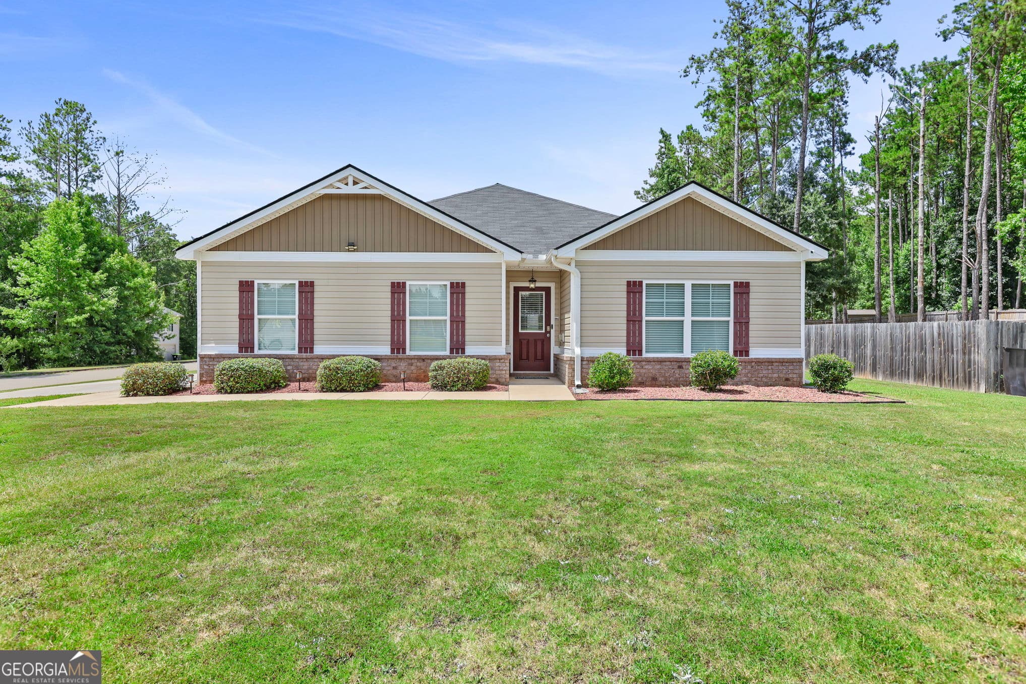 3 bedroom, 2 bathroom, 1,654 sq ft single family residence for sale at 141 N Meadows Ridge Drive, Grantville, GA 30220 — photo 1 of 30
