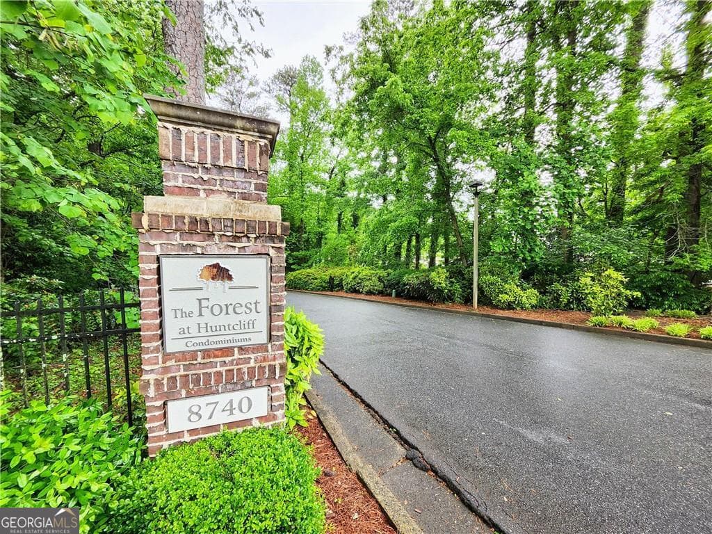2 bedroom, 2 bathroom, 1,335 sq ft condominium for sale at 8740 Roswell Roa 9D, Atlanta, GA 30350 — photo 2