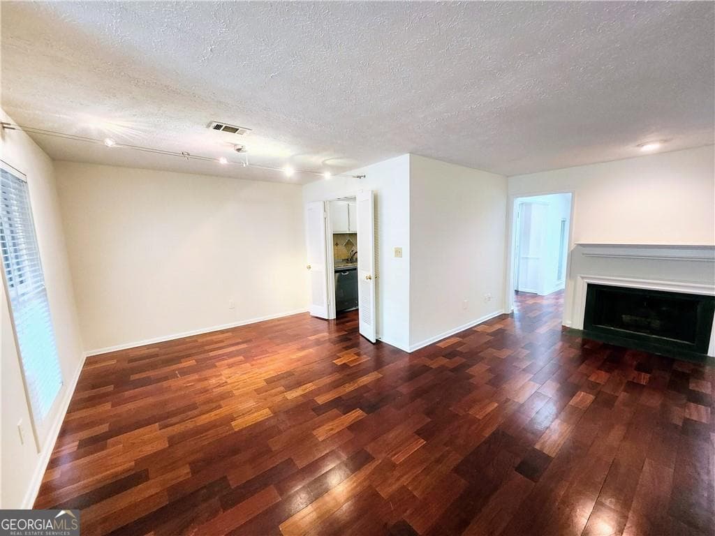 2 bedroom, 2 bathroom, 1,335 sq ft condominium for sale at 8740 Roswell Roa 9D, Atlanta, GA 30350 — photo 4