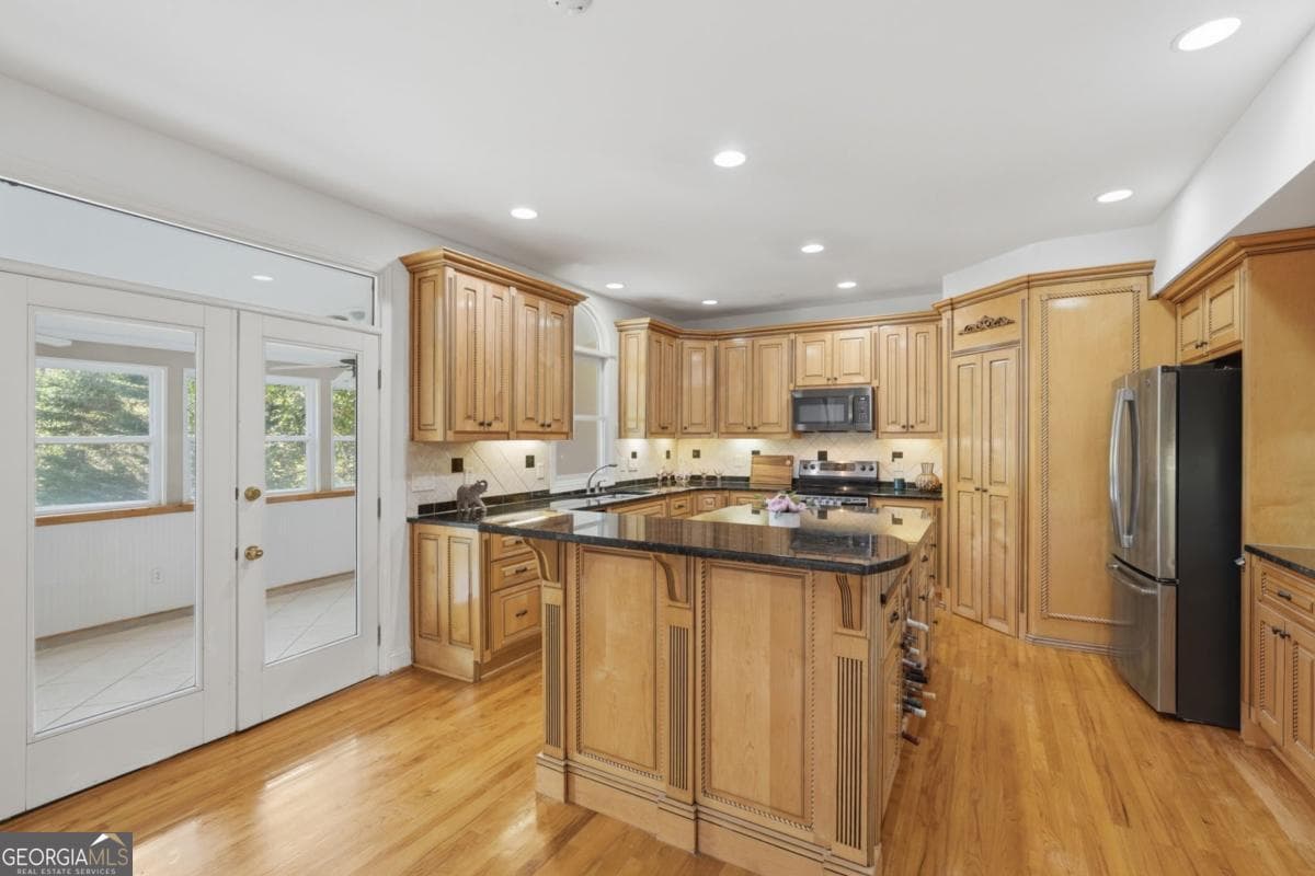 7 bedroom, 5 bathroom, 5,388 sq ft single family residence for sale at 1340 Eryn Circle, Suwanee, GA 30024 — photo 4
