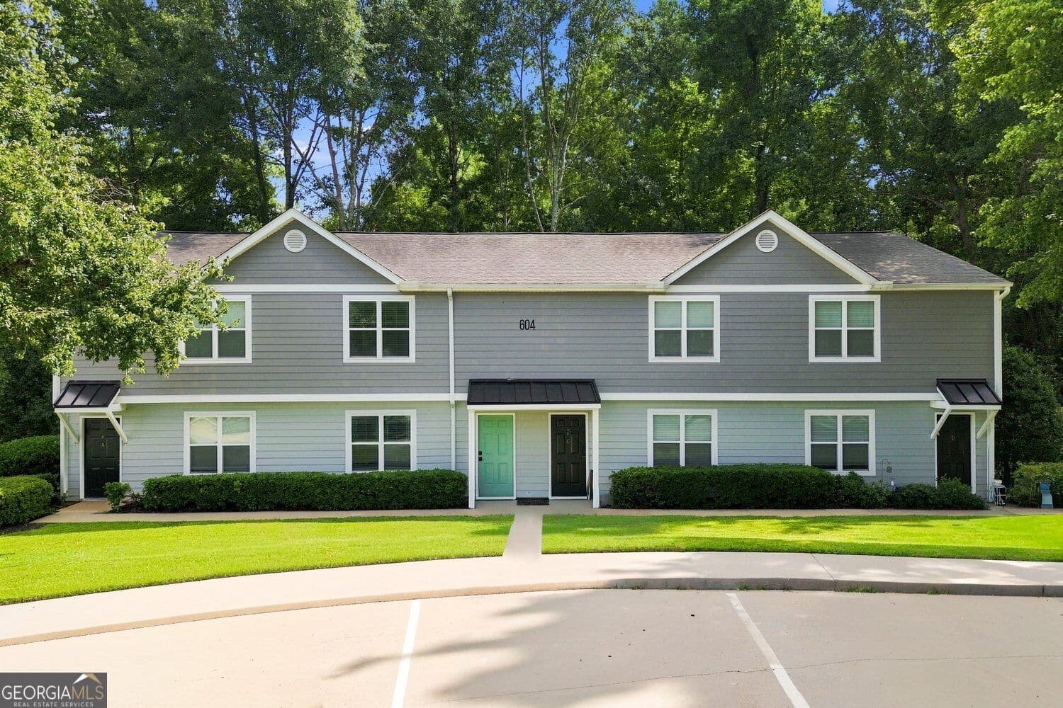 3 bedroom, 2.5 bathroom, 1,273 sq ft condominium for sale at 604 Ivey Court B, Woodstock, GA 30188