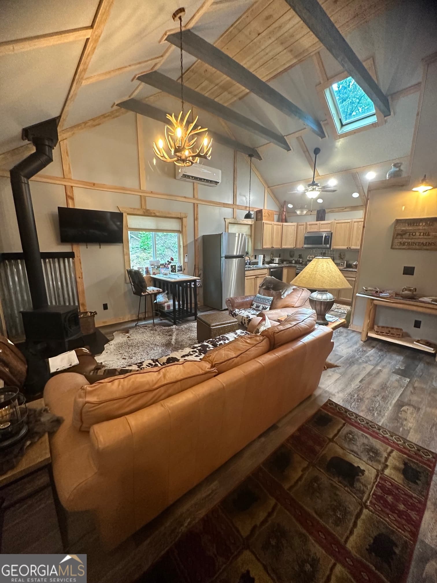 1 bedroom, 1 bathroom, 888 sq ft cabin,single family residence for sale at 47 CRIPPLE CREEK Lane, Tiger, GA 30576 — photo 3
