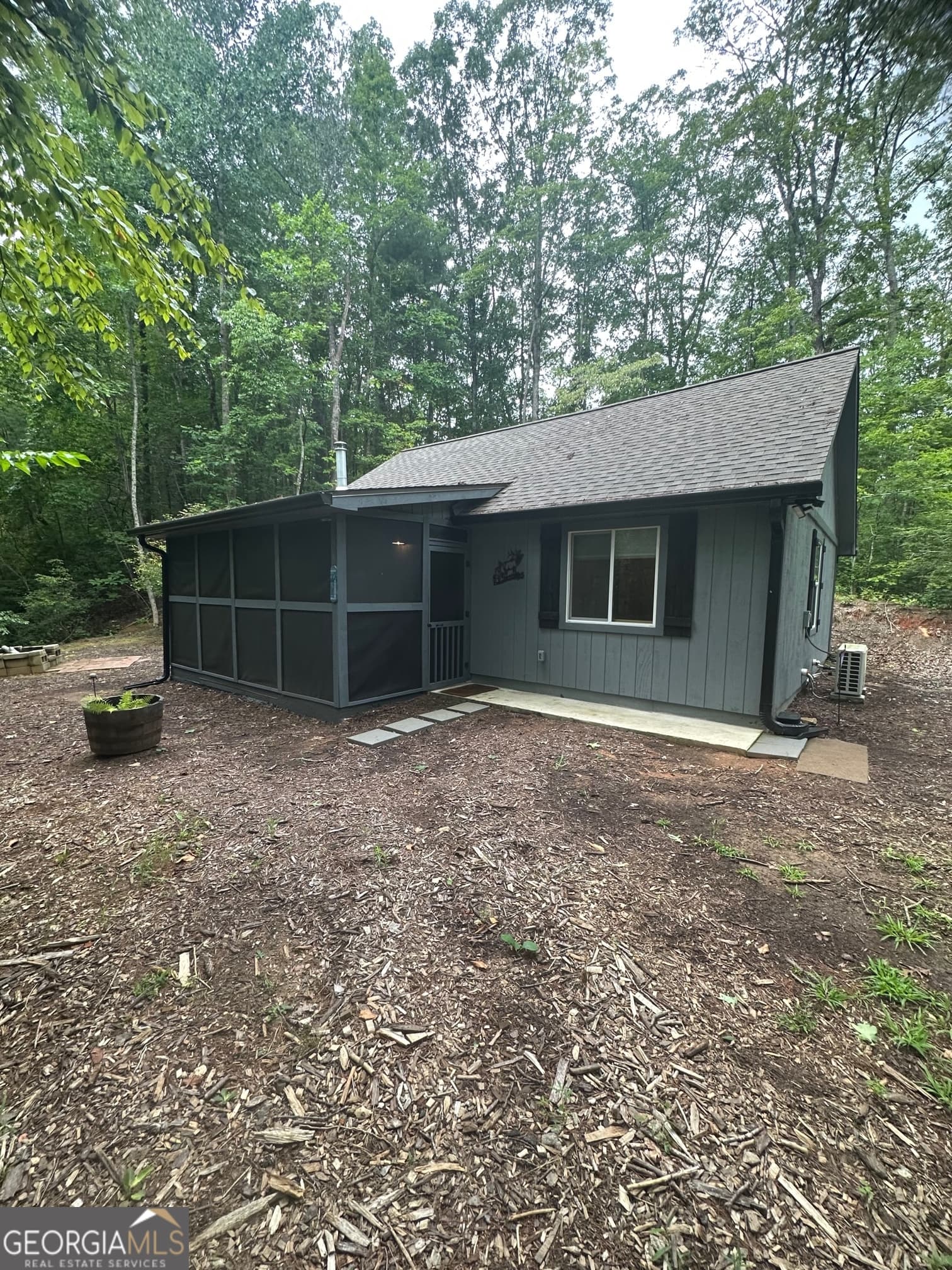 1 bedroom, 1 bathroom, 888 sq ft cabin,single family residence for sale at 47 CRIPPLE CREEK Lane, Tiger, GA 30576 — photo 1 of 16