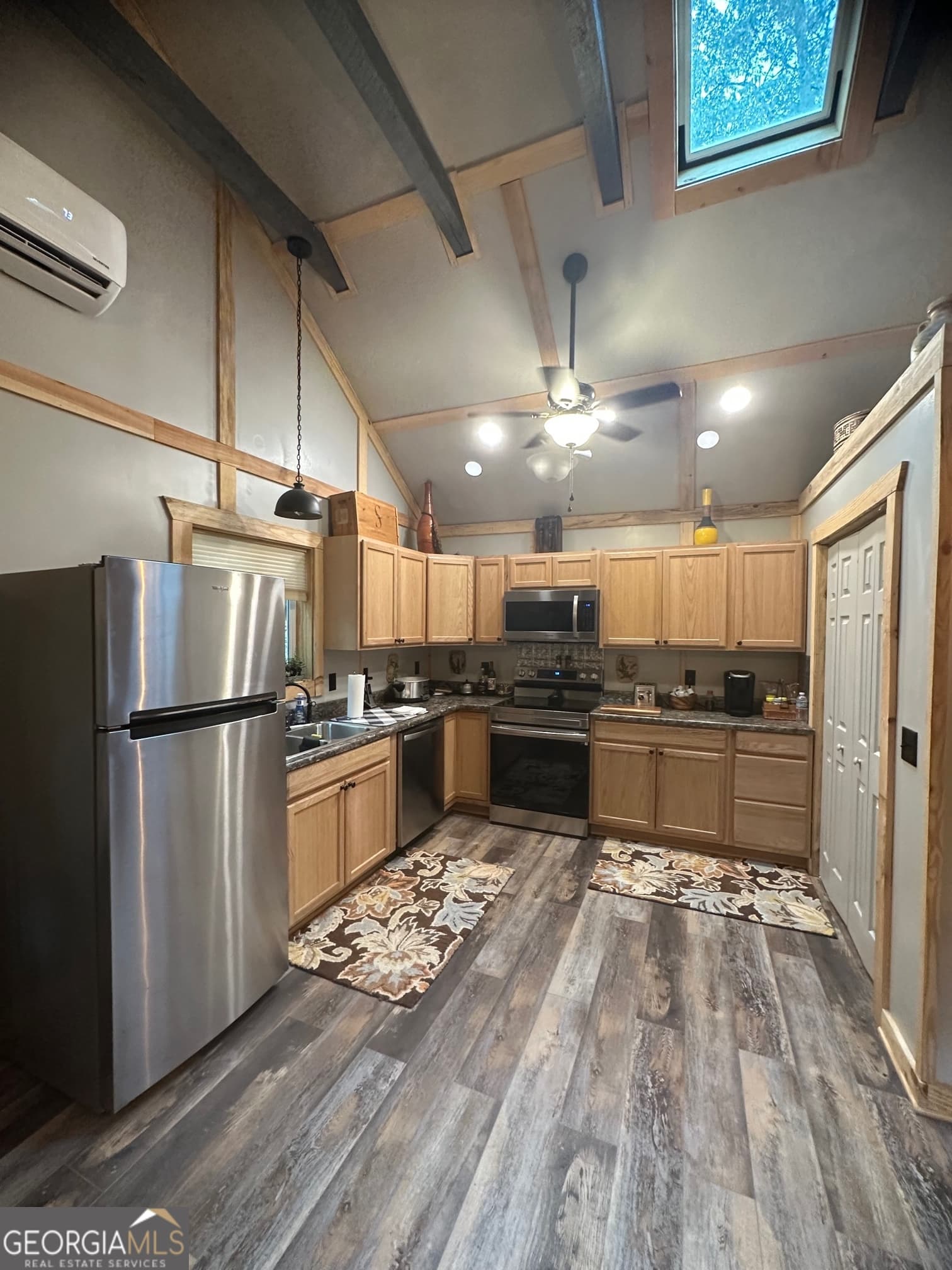 1 bedroom, 1 bathroom, 888 sq ft cabin,single family residence for sale at 47 CRIPPLE CREEK Lane, Tiger, GA 30576 — photo 4