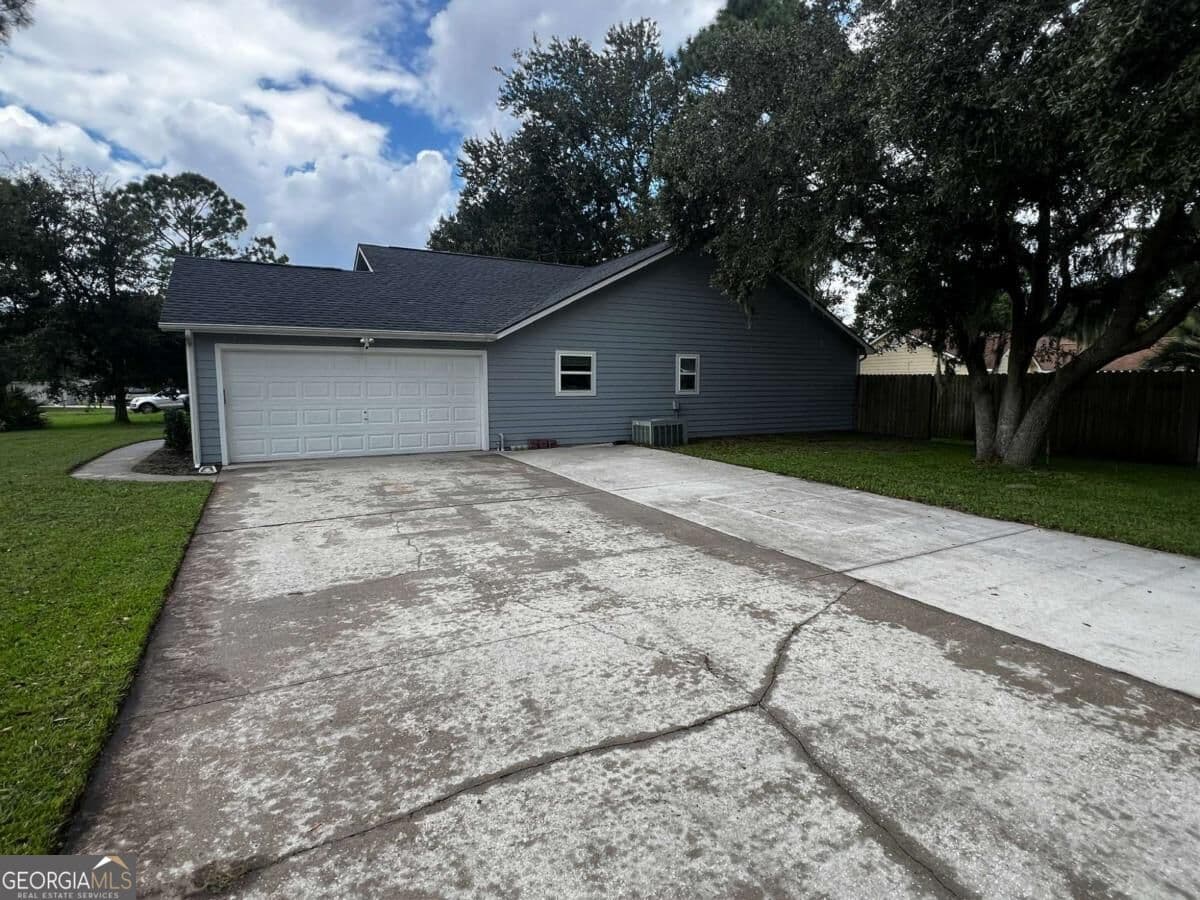 4 bedroom, 2 bathroom, 1,617 sq ft single family residence for rent at 200 Chestnut Court, Kingsland, GA 31548 for $2,275 a month — photo 3
