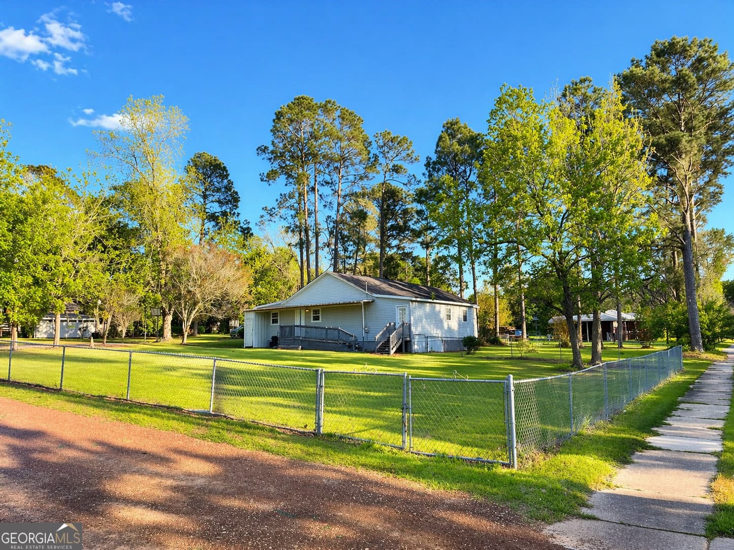 3 bedroom, 1.5 bathroom, 2,120 sq ft single family residence for sale at 21 6th Avenue, Rochelle, GA 31079 — photo 2