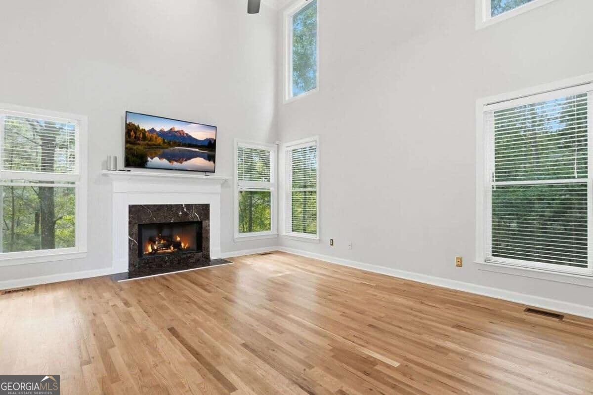 5 bedroom, 3.5 bathroom, 3,075 sq ft single family residence for sale at 115 Redleaf Court, Alpharetta, GA 30005 — photo 9