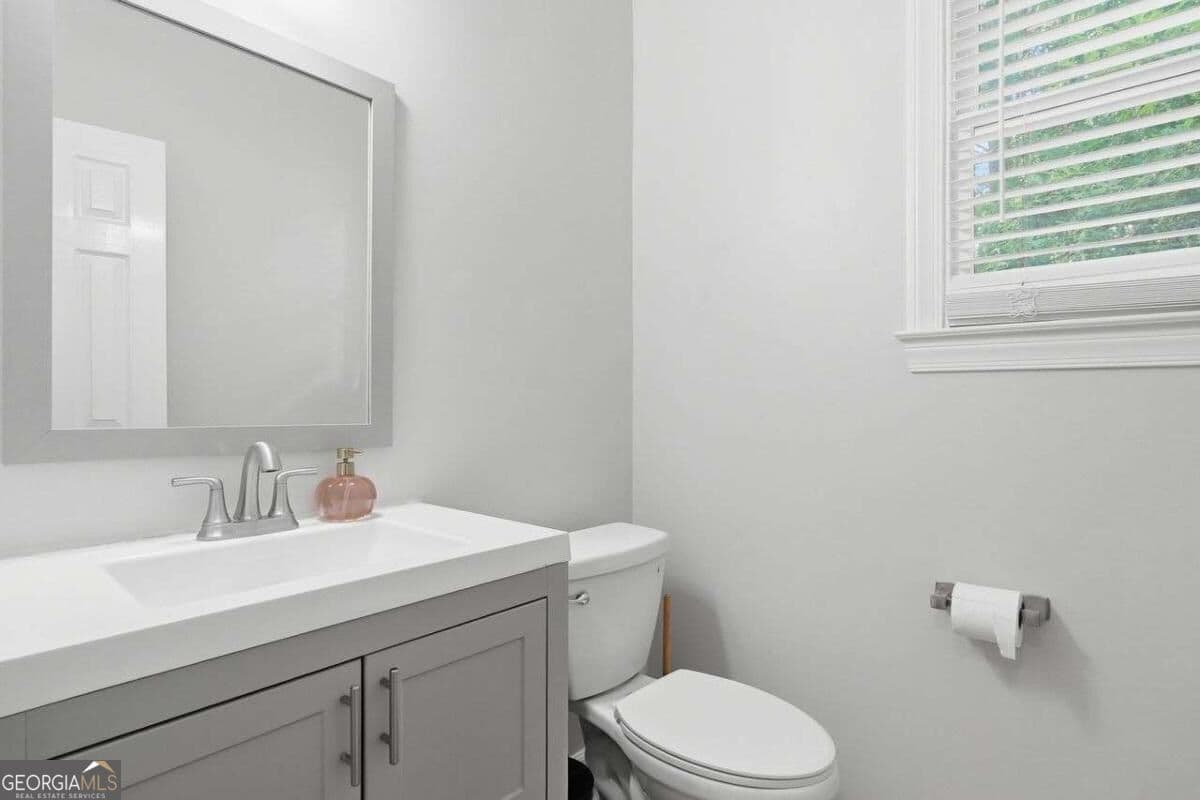 5 bedroom, 3.5 bathroom, 3,075 sq ft single family residence for sale at 115 Redleaf Court, Alpharetta, GA 30005 — photo 8