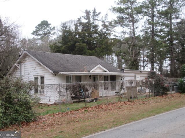 3 bedroom, 1 bathroom, 944 sq ft single family residence for sale at 1438 Highway 3, Hampton, GA 30228 — photo 1 of 12