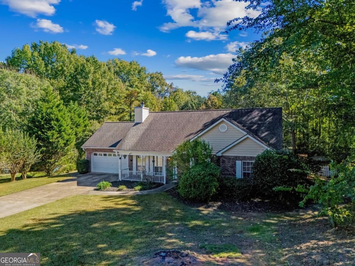 3 bedroom, 2 bathroom, 1,492 sq ft single family residence for sale at 415 Waverly Point Drive, Grayson, GA 30017 — photo 3