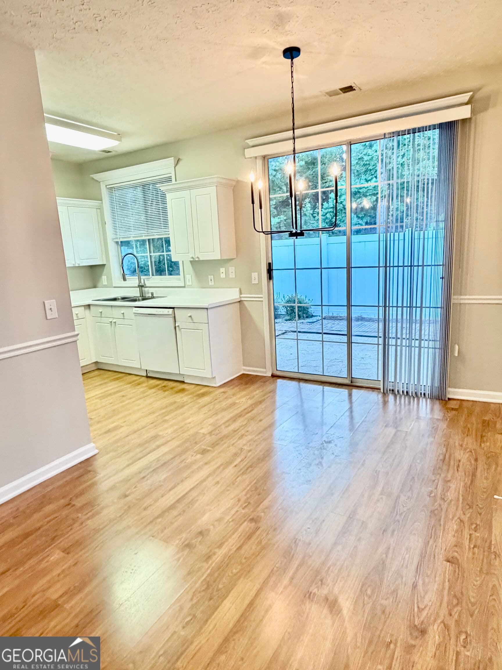 2 bedroom, 2 bathroom, 996 sq ft single family residence for sale at 305 WINDCROFT Circle, Acworth, GA 30101 — photo 3