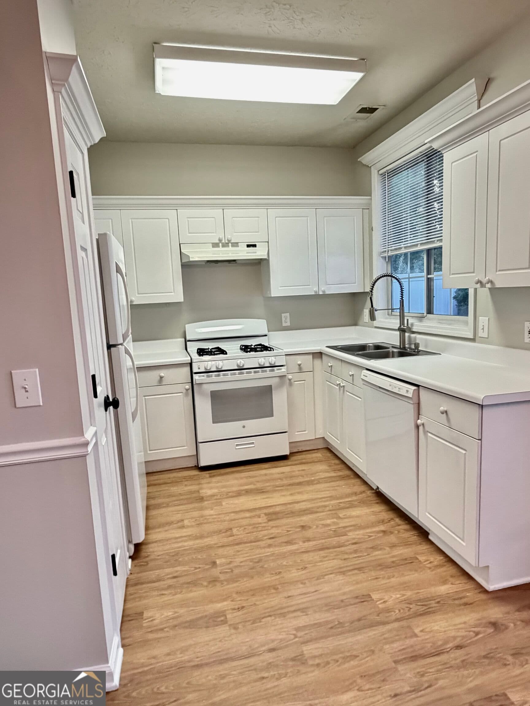 2 bedroom, 2 bathroom, 996 sq ft single family residence for sale at 305 WINDCROFT Circle, Acworth, GA 30101 — photo 4