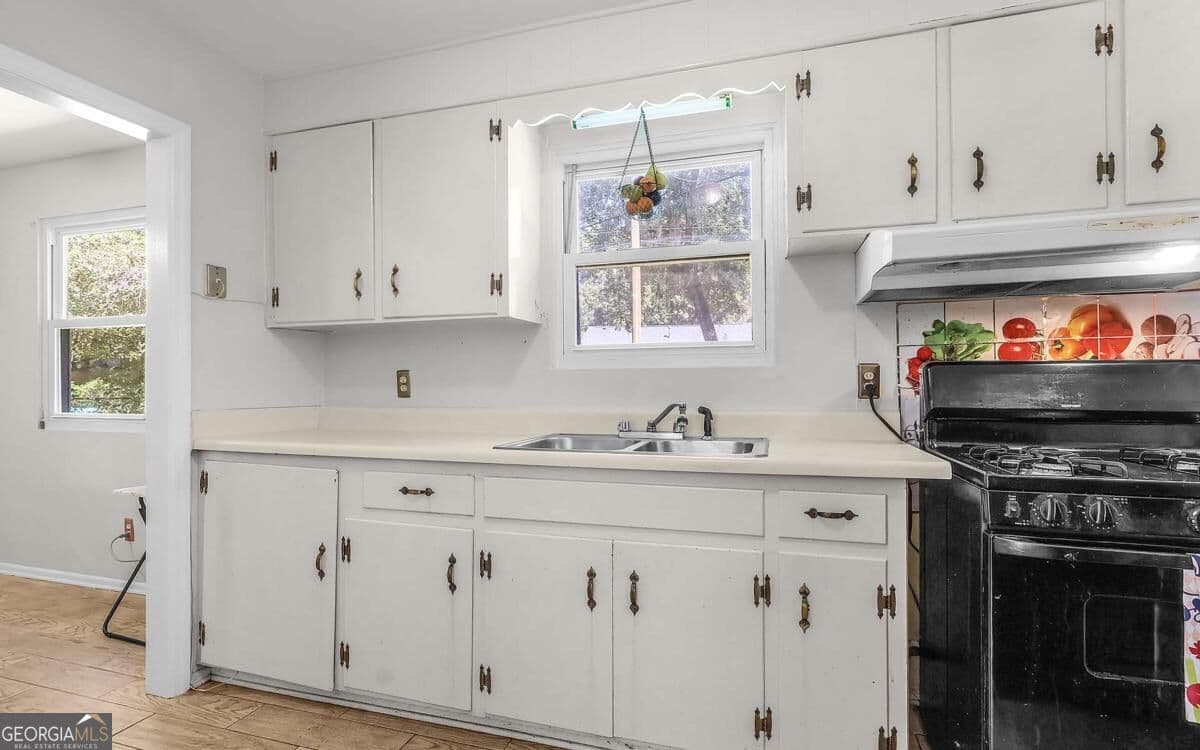2 bedroom, 1 bathroom, 996 sq ft single family residence for sale at 2438 E 39Th Street, Savannah, GA 31404 — photo 3