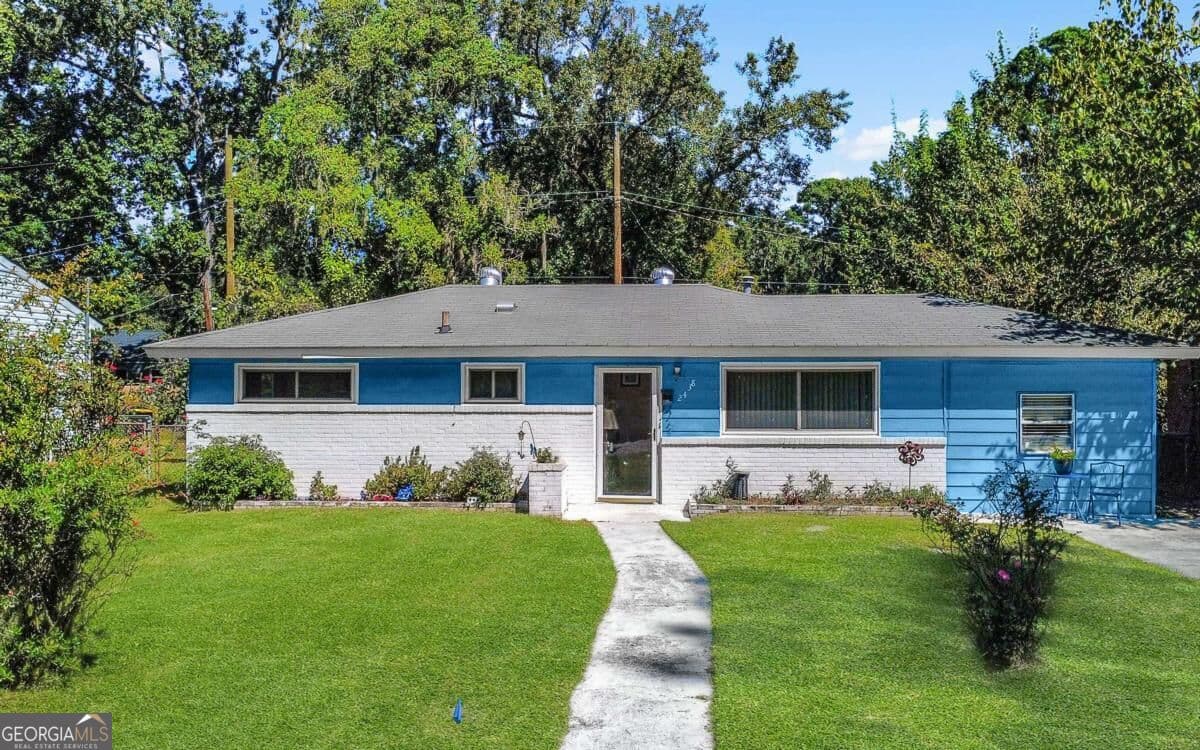 2 bedroom, 1 bathroom, 996 sq ft single family residence for sale at 2438 E 39Th Street, Savannah, GA 31404 — photo 1 of 13